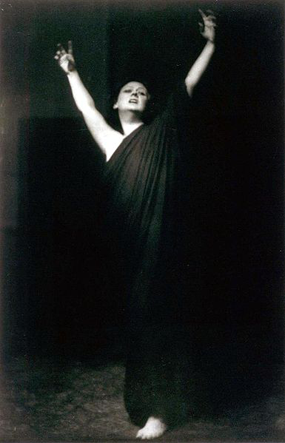 Isadora Duncan performing barefoot. Photo by Arnold Genthe during her 1915–18 American tour. Image via Wikipedia Commons.